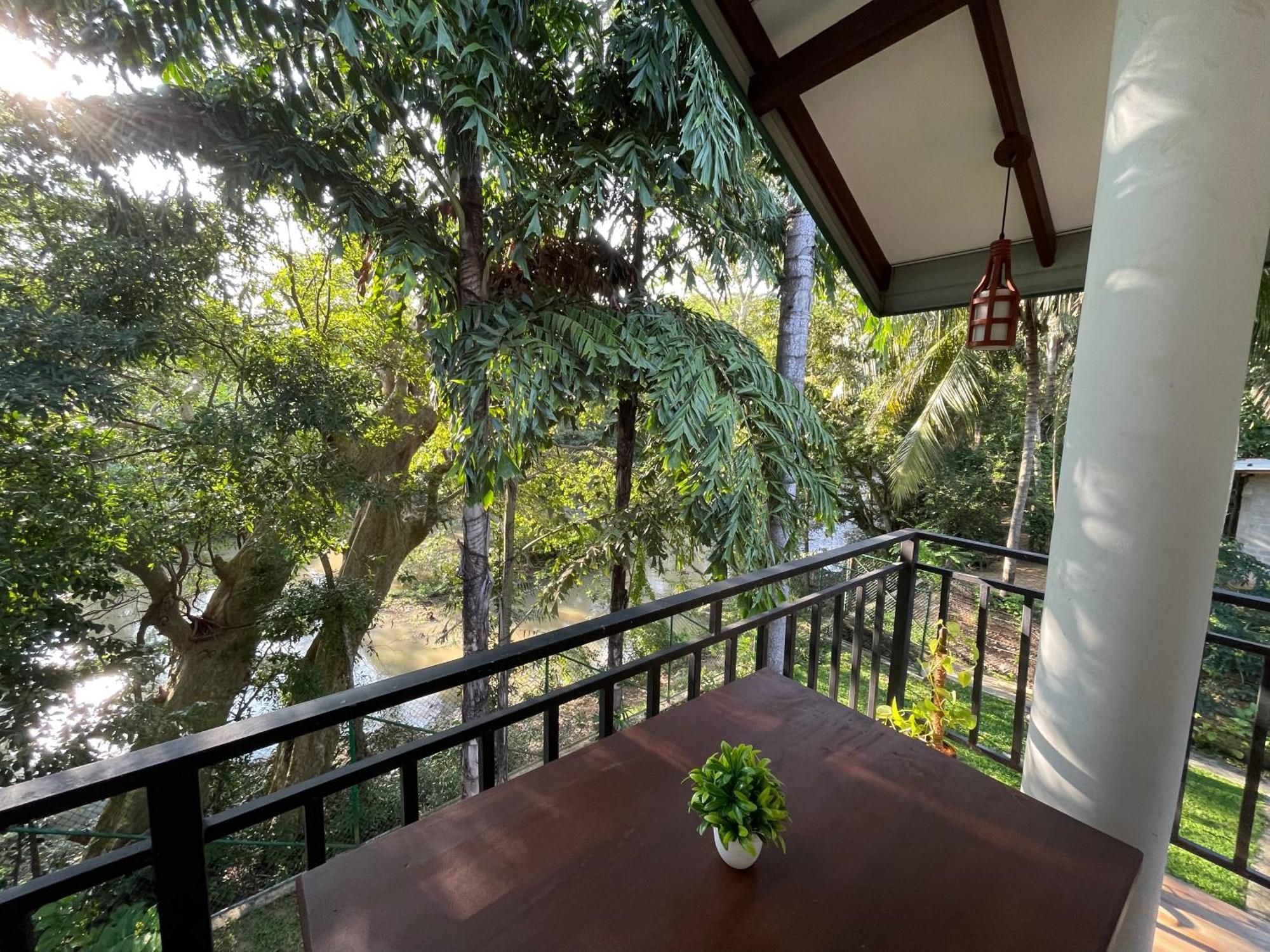 Yala Safari River View Hotel Тиссамахарама Экстерьер фото